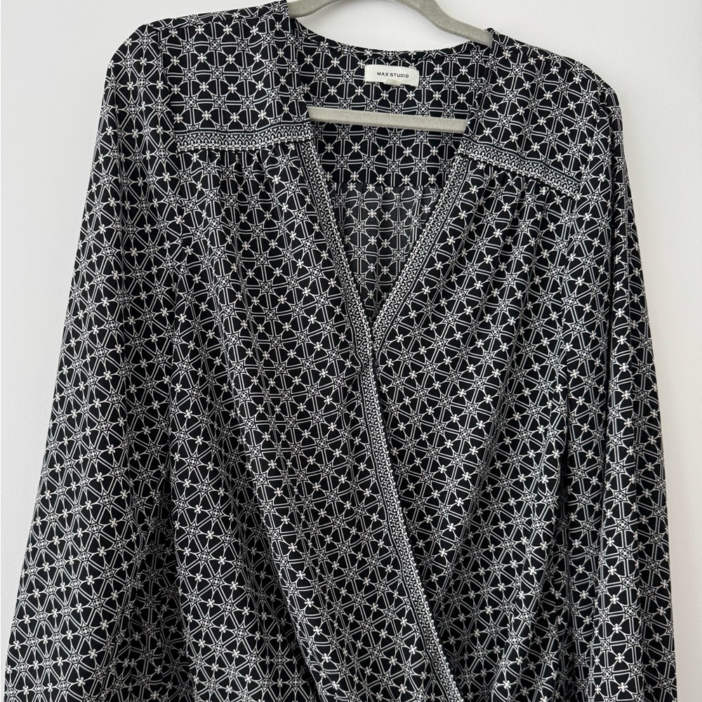 Max Studio Woman Black and White Geometric Patterned Blouse - XL